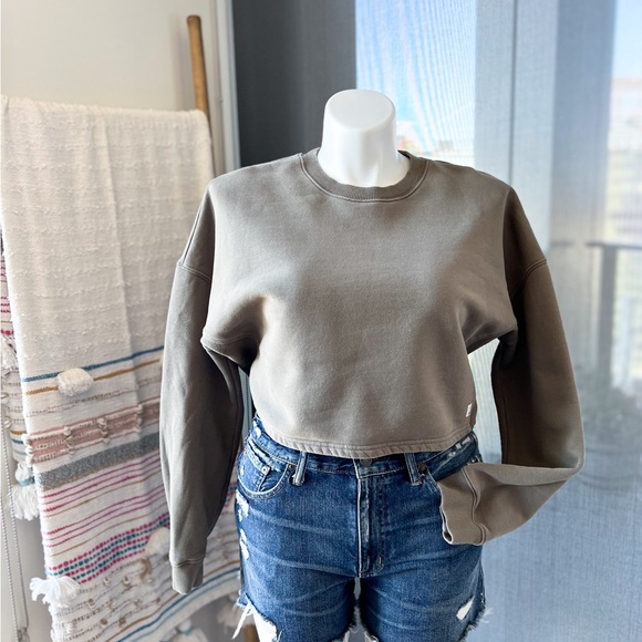 Vuori Olive Green Fleece Lined Crewneck Cropped Oversized Sweatshirt Size Medium - Picture 1 of 8